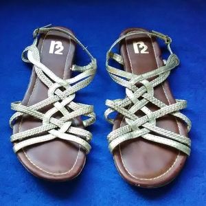 ⏳👟 🌞 R2 Sandals Size 9